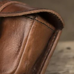 Epic Armoury Leren Riemtas Agostino, Bruin -Mode Winkel leren riemtas agostino bruin 1