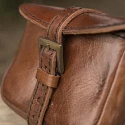 Epic Armoury Leren Riemtas Agostino, Bruin -Mode Winkel leren riemtas agostino bruin 2