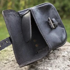 Epic Armoury Leren Riemtas Agostino, Zwart -Mode Winkel leren riemtas agostino zwart 2