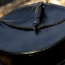 Epic Armoury Ronde Leren Tas, Zwart -Mode Winkel ronde leren tas zwart 1